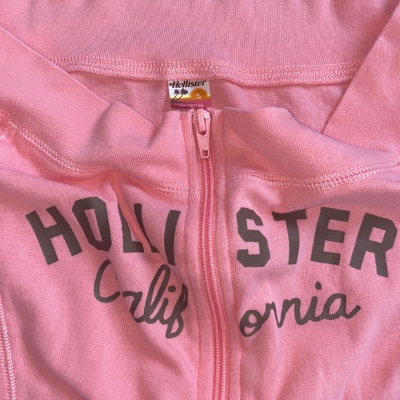 Hollister Long Sleeve - Picture 2 of 4